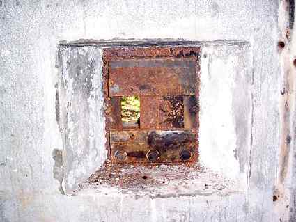 [Strzelnica obrony wej�cia z p�yt� pancern� 48P8]