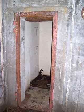 [Drzwi do pomieszczenia pogotowia]