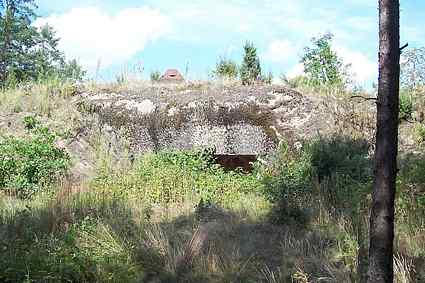 [Widok na na schron z strzelnic� i kopu�a obserwacyjn�]