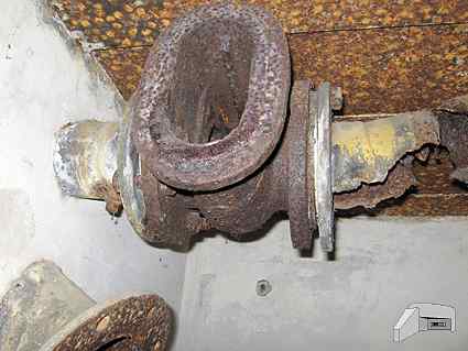 [Resztki armatury wentylacyjnej]