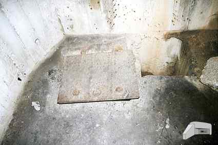 [Otw�r do zbiornika do gromadzenia wystrzelonych �usek z klap� obok]