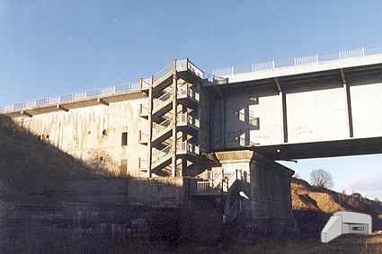 [Lewobrze�ny przycz�ek]