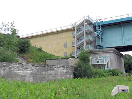 [Lewobrze�ny przycz�ek]