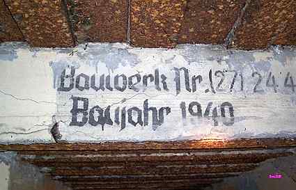 [Oryginalne oznaczenie schronu i rok budowy na wewn�trznym nadpro�u przedsionka]