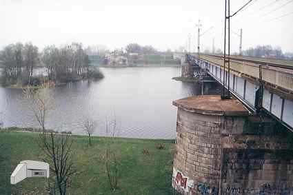 [Widok mostu kolejowego i pozosta�o�ci mostu drogowego z prawego brzegu Nogatu]