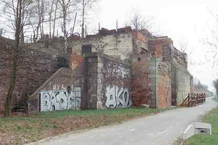 [Przycz�ek mostu drogowego na prawym brzegu Nogatu]