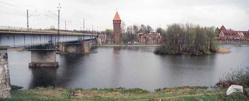 [Widok mostu kolejowego i pozosta�o�ci mostu drogowego z lewego brzegu Nogatu]