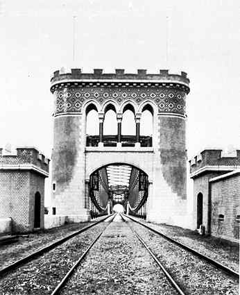 [Brama mostu kolejowego na prawym brzegu Nogatu]