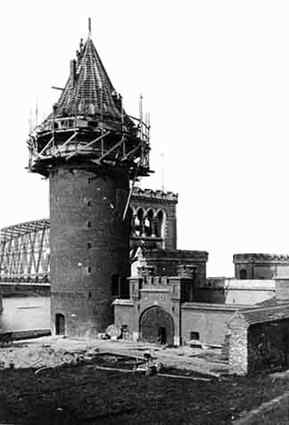 [Brama mostu kolejowego na prawym brzegu Nogatu]