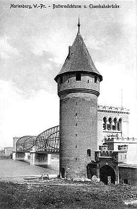 [Brama mostu kolejowego na prawym brzegu Nogatu]