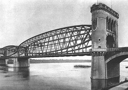 [Brama mostu kolejowego na prawym brzegu Nogatu]