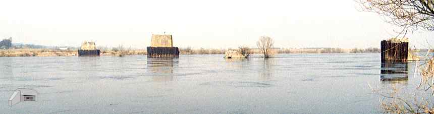 [Pozosta�o�ci mostu od strony Grab�wka w marcu 1999 roku]