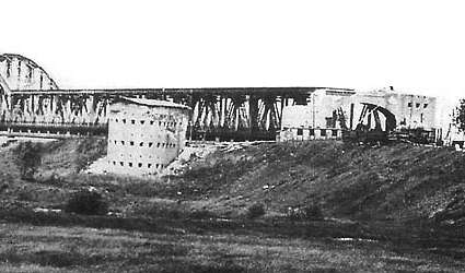 [Prawobrze�ny przycz�ek wraz z blokhauzem]