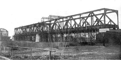 [Most w czasie budowy]