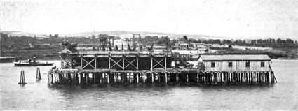 [Most w czasie budowy]