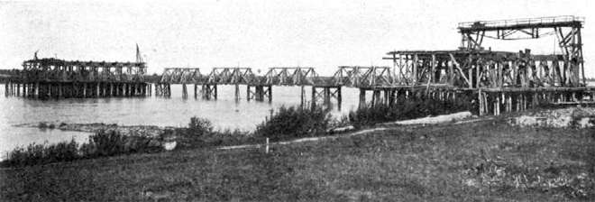 [Most w czasie budowy]