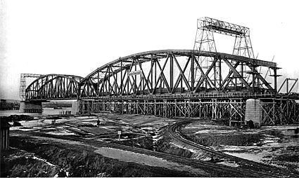 [Most w czasie budowy]