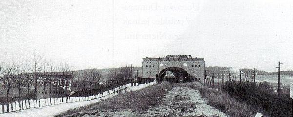 [Prawobrze�ny przycz�ek wraz z blokhauzem]