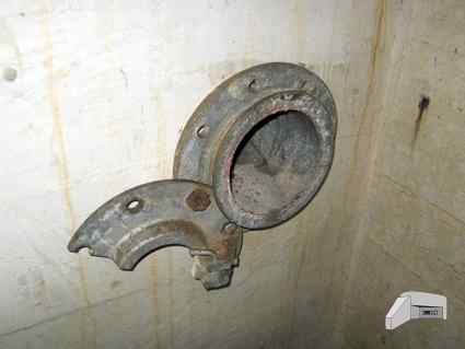 [Resztki armatury wentylacyjnej]