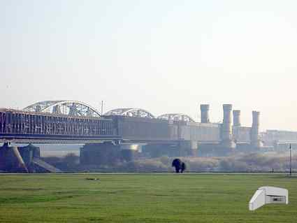 [Widok most�w z lewego brzegu Wis�y]