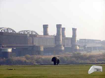 [Widok most�w z lewego brzegu Wis�y]