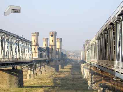 [Widok most�w z prawego brzegu Wis�y]