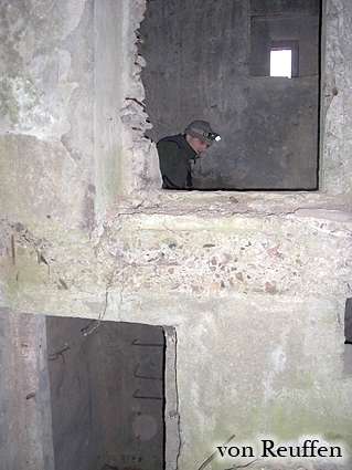 [�lad po wysadzonym stropie]