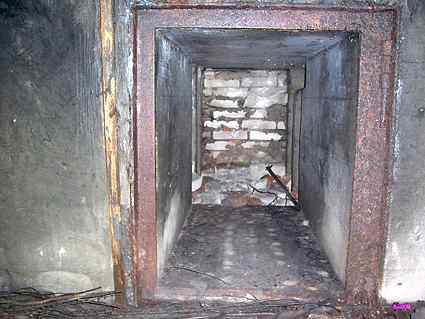 [Wejscie do schronu]