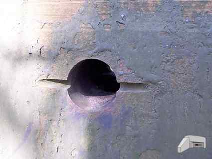 [Otw�r przyrz�du obserwacyjnego w kopule]