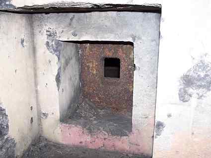 [Strzelnica obrony wej�cia z p�yt� pancern� 48P8]