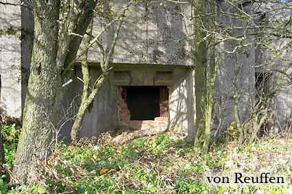 [Widok izby bojowej przez strzelnic�]