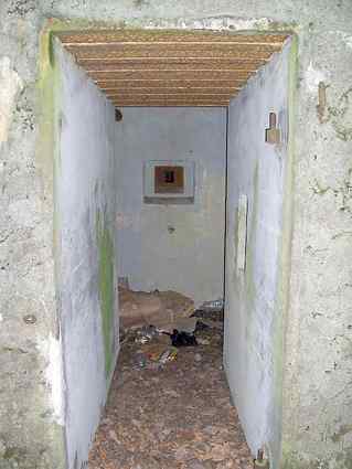 [Strzelnica obrony wej�cia z p�yt� pancern� 48P8]