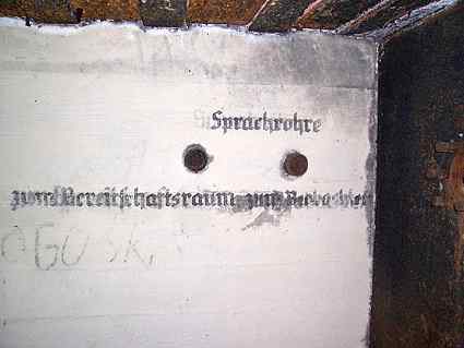 [Napisy przy rurach g�osowych]