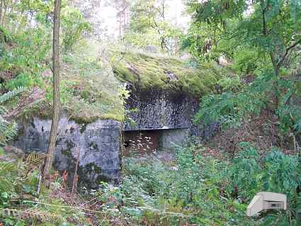 [Widok schronu od strony strzelnicy i izby bojowej]
