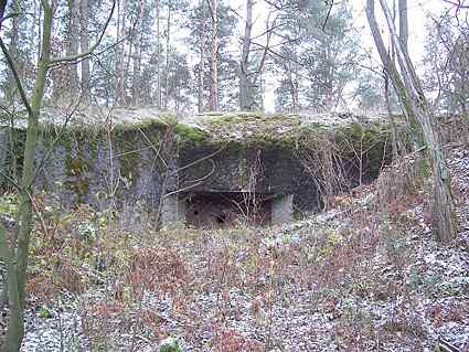 [Widok schronu od strony strzelnicy i izby bojowej]